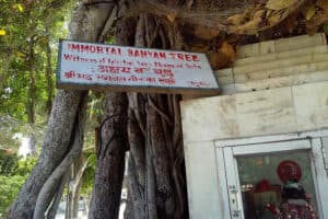 Inside the premises of the Allahabad fort, there are the highly auspicious tree Akshayavat which belongs to the period of Ramayana and Rishi Markandeya.