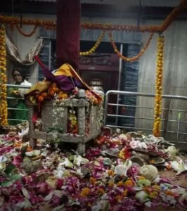 Alopi Devi Mandir in Prayagraj is a sacred Shakti Peetha, significant in Hindu mythology and spiritual practices.